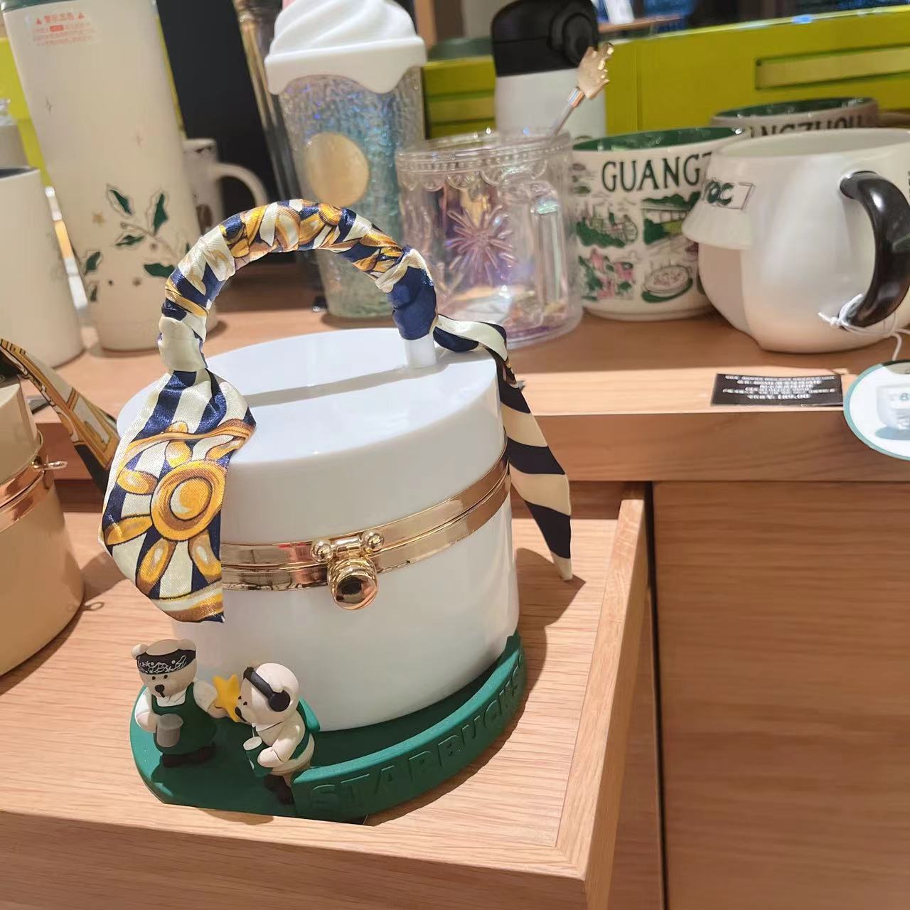 The 2025 new style women's bag is a trendy and fashionable candy-colored acrylic bag, a hand-held silk scarf, a lockable dinner bag, and a box bag undefined