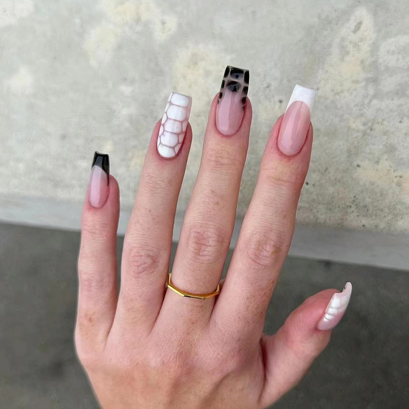 X-0146 wear nail Europe and the United States black and white crocodile skin pattern French nail art 24 removable fake nails wholesale