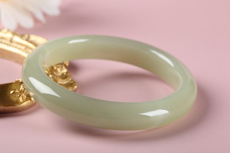 Vòng tay ngọc bích Hòa Điền tự nhiên phong thủy màu xanh trắng băng trong chi tiết 6