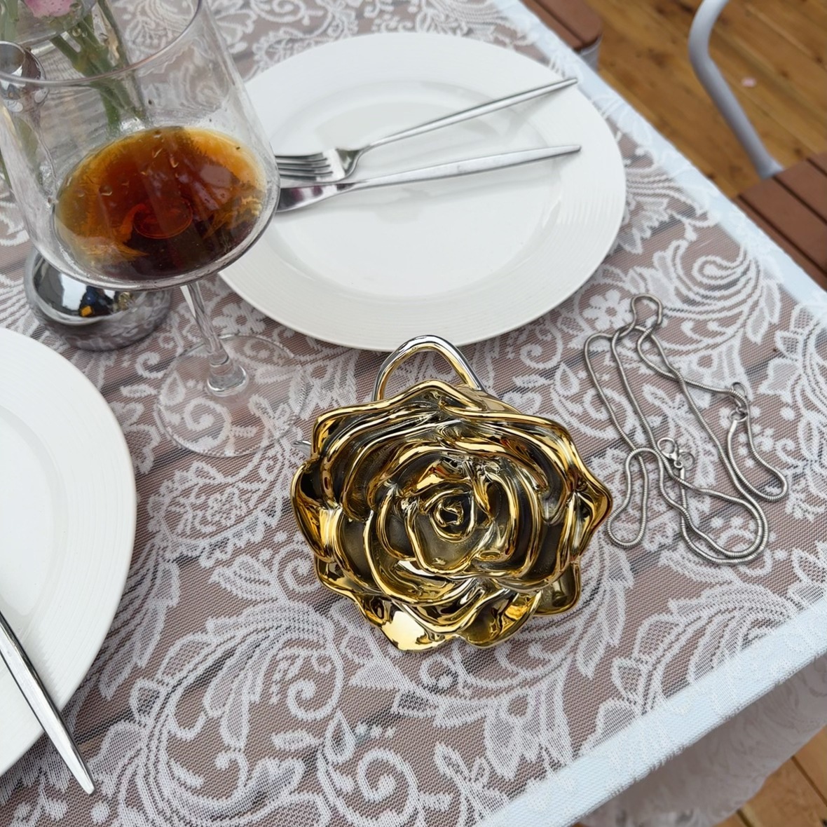 Elegant and stylish rose, versatile for autumn and winter, a box bag with a niche design and a sense of sophistication, a hand-held crossbody bag for dinner parties undefined