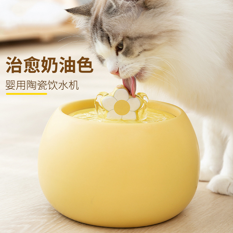 Dispensador de cerámica de flor pequeña de color crema para gatos de gran capacidad Dispensador de agua de circulación eléctrica para perros Productos para mascotas