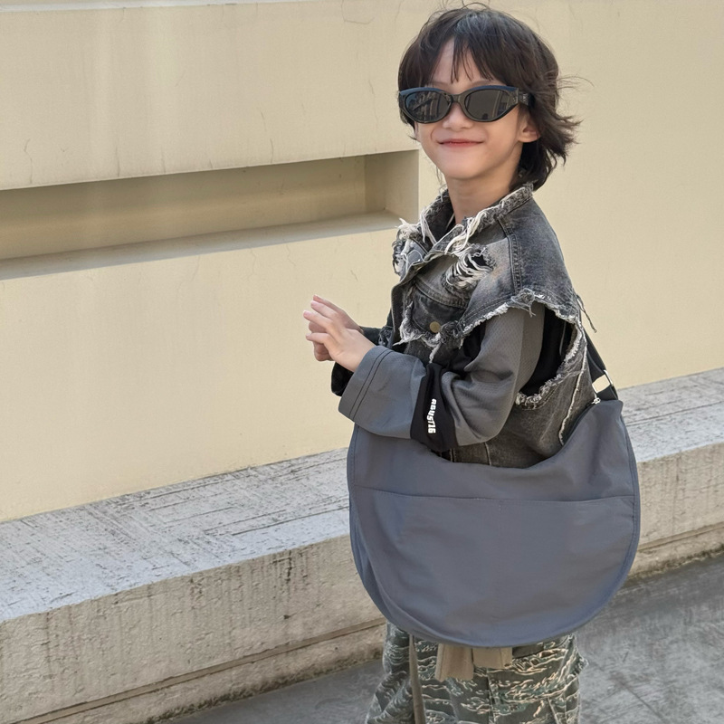Bolsa de hombro coreana para niños y niñas de color sólido de gran capacidad bolsas de饺os para niños 2025 nuevas bolsas para niños con colgantes