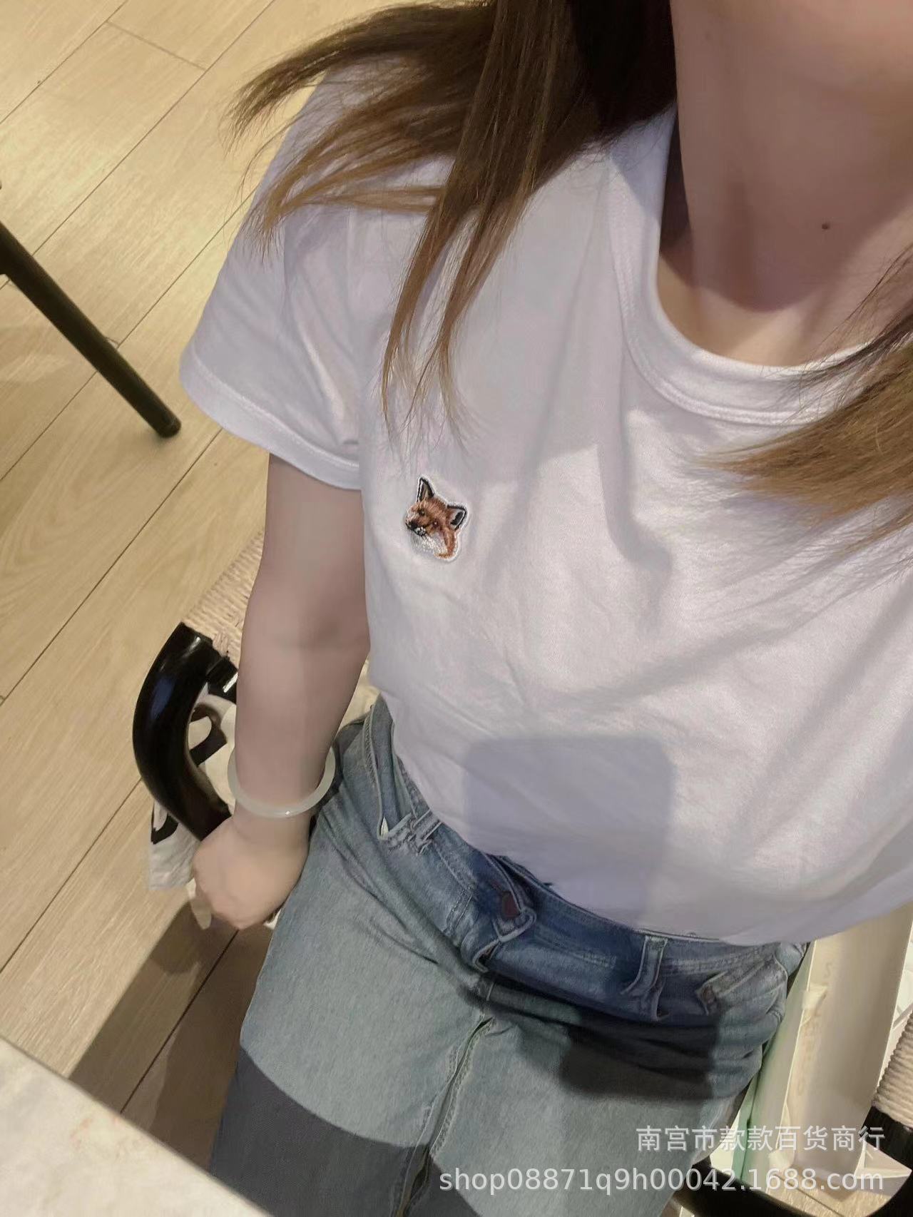ミニマルな風合いの小狐刺繍入り半袖Tシャツ、定番で万能なラウンドネック、24夏向け着痩せトップス、フレンチスタイルの個性的なアイテム