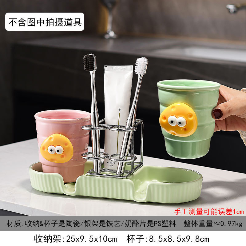 금색 선반이 있는 청록색 수납공간 + 세면컵 2개