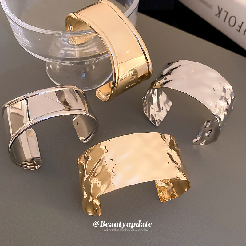 Pulsera plisada irregular de metal estilo europeo y americano fresco elegante pulsera personalidad de alto grado de lujo ligero pulsera al por mayor femenina