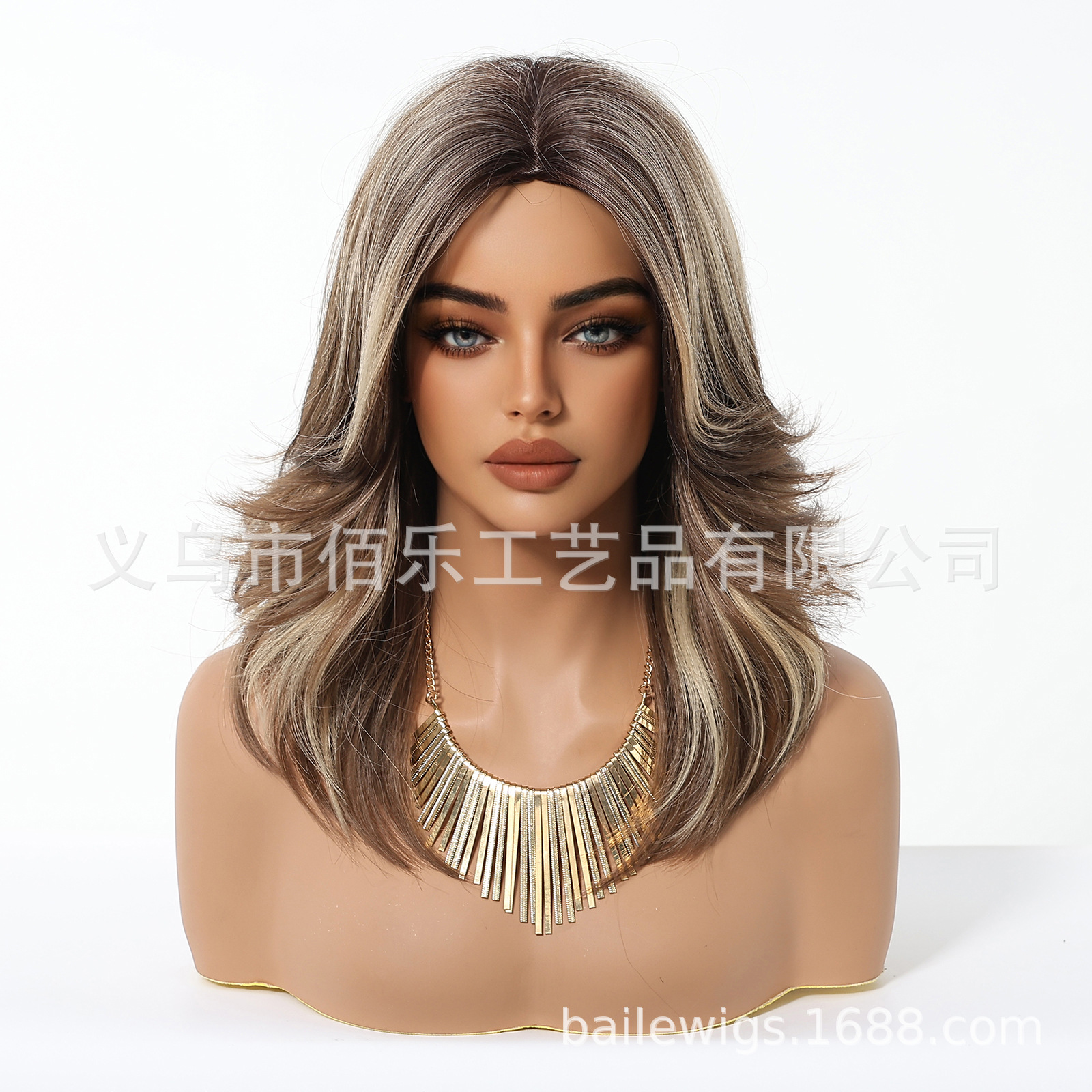 Nueva peluca de venta caliente, color marrón, cabello rizado de longitud media, cubierta de cabeza completa, fibra química, hair femenino, stock europeo y americano al por mayor