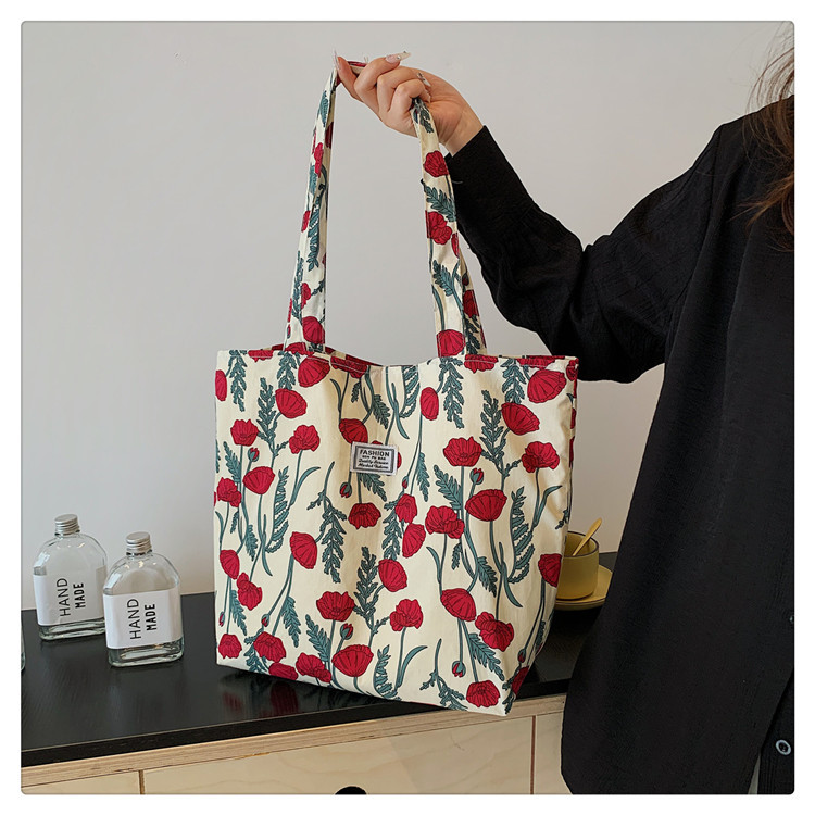The large-capacity single-shoulder bag for student commuting is a bestseller in early spring. The Korean-style fresh and simple floral fabric bag is a versatile tote bag undefined