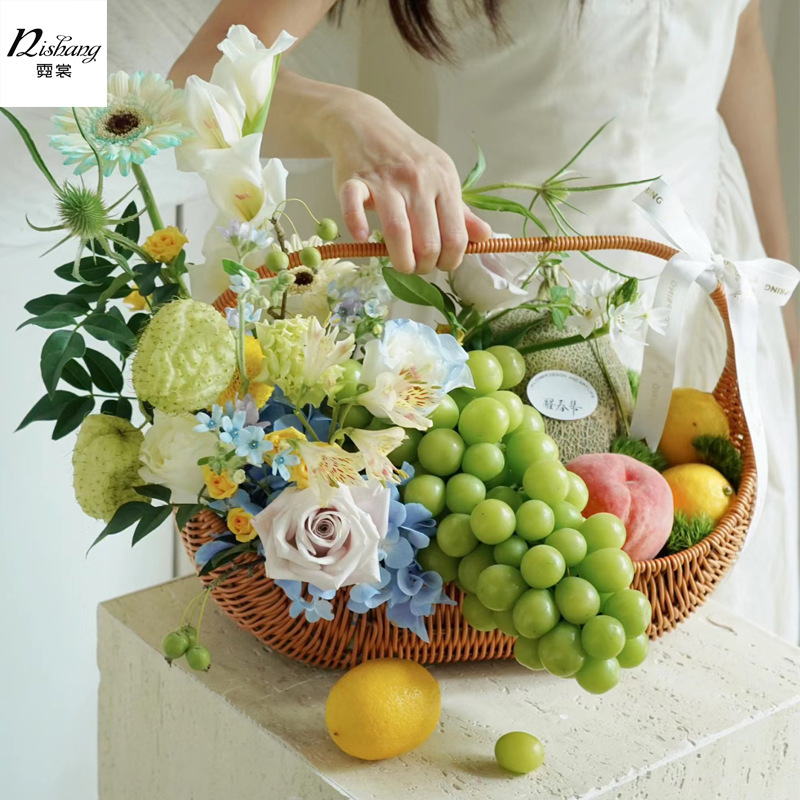中秋節の月餅の生花は花のかごを手にして藤を作って果物のかごを編みます。|undefined