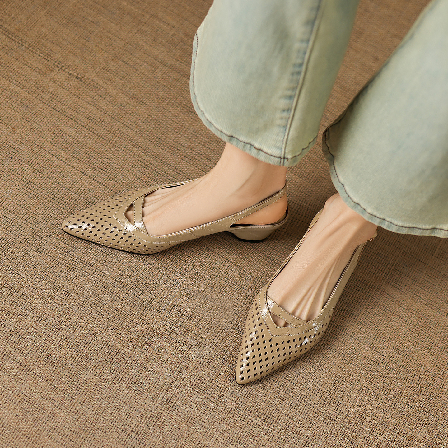 Sandal nữ gót thấp 5.5 cm mũi kín quai ngang khóa một chữ — màu trắng ngà