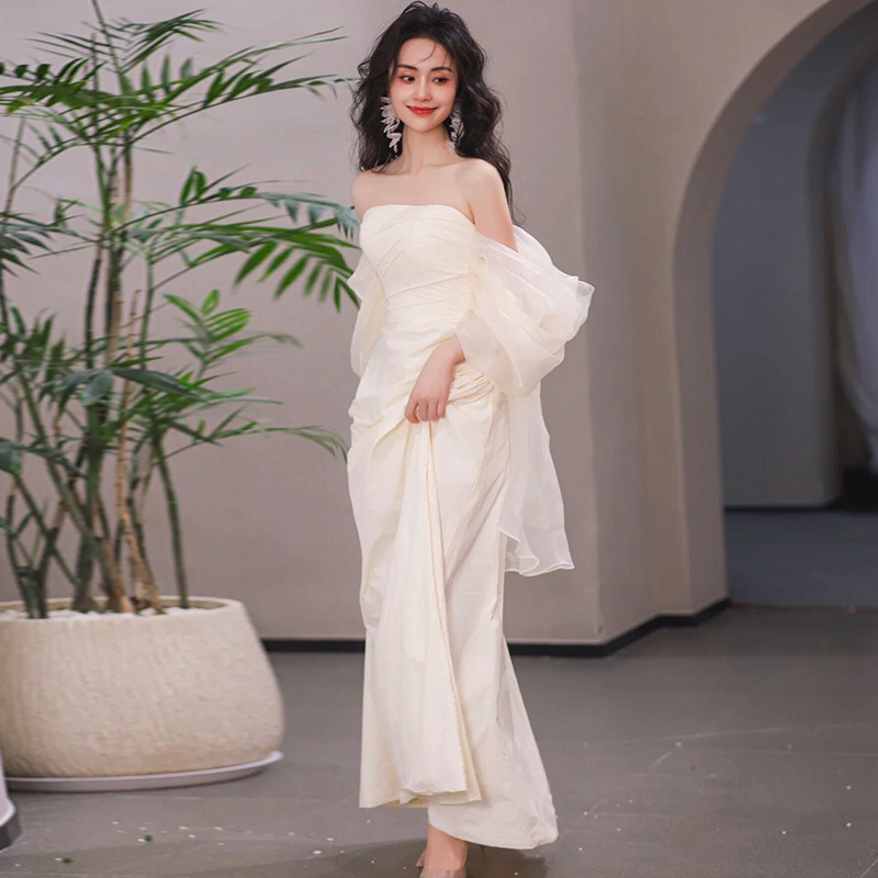 Simple Long French Satin Wedding Veil with a Strapless Light Wedding Dress, Fairy-Style Morning Robe Gown for Welcoming Guests