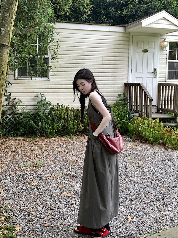 レトロサスペンダードレス女性のための 2025 夏の新しいスタイルの小さなデザインルーズプリーツストレートロングスカートトレンディ|undefined