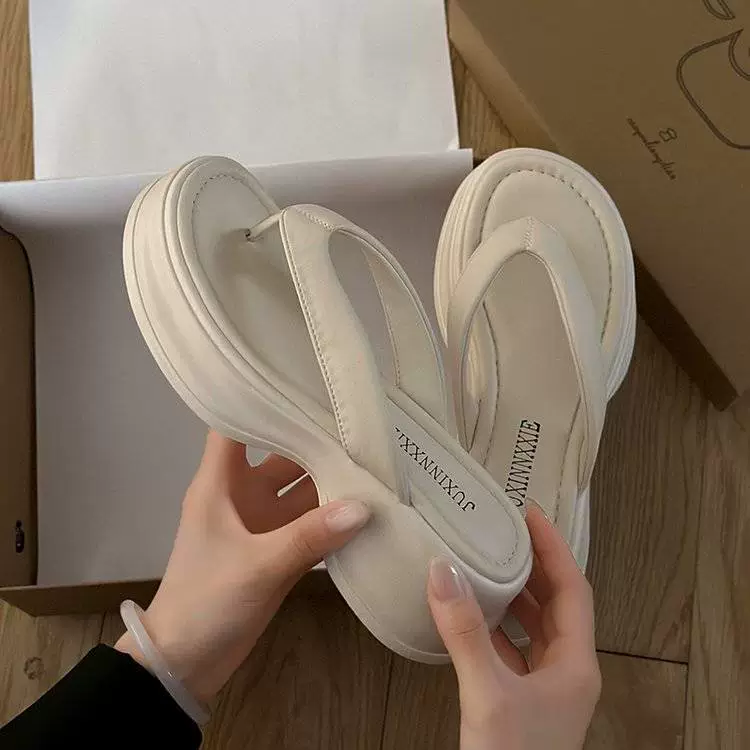 Пляжные шлепанцы продвинутого чувства женщины летом 2025 новый толстое дно тапочки противоскользящая модная сеть