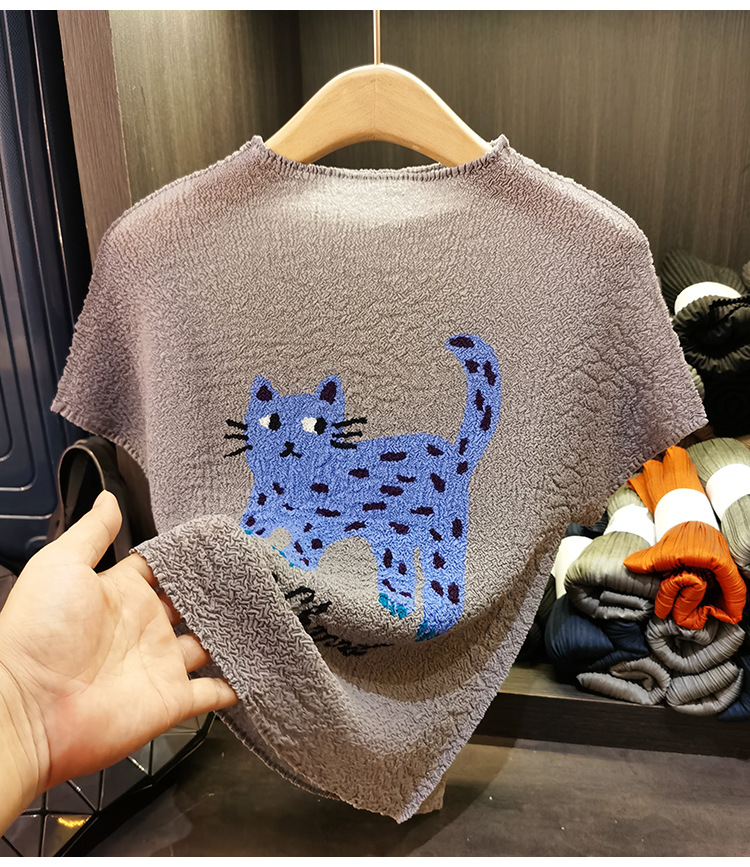 Áo thun nữ cổ tròn xếp ly nhẹ mỏng họa tiết mèo hoạt hình jacquard — đen, Màu trắng nhạt, màu xám chi tiết 13