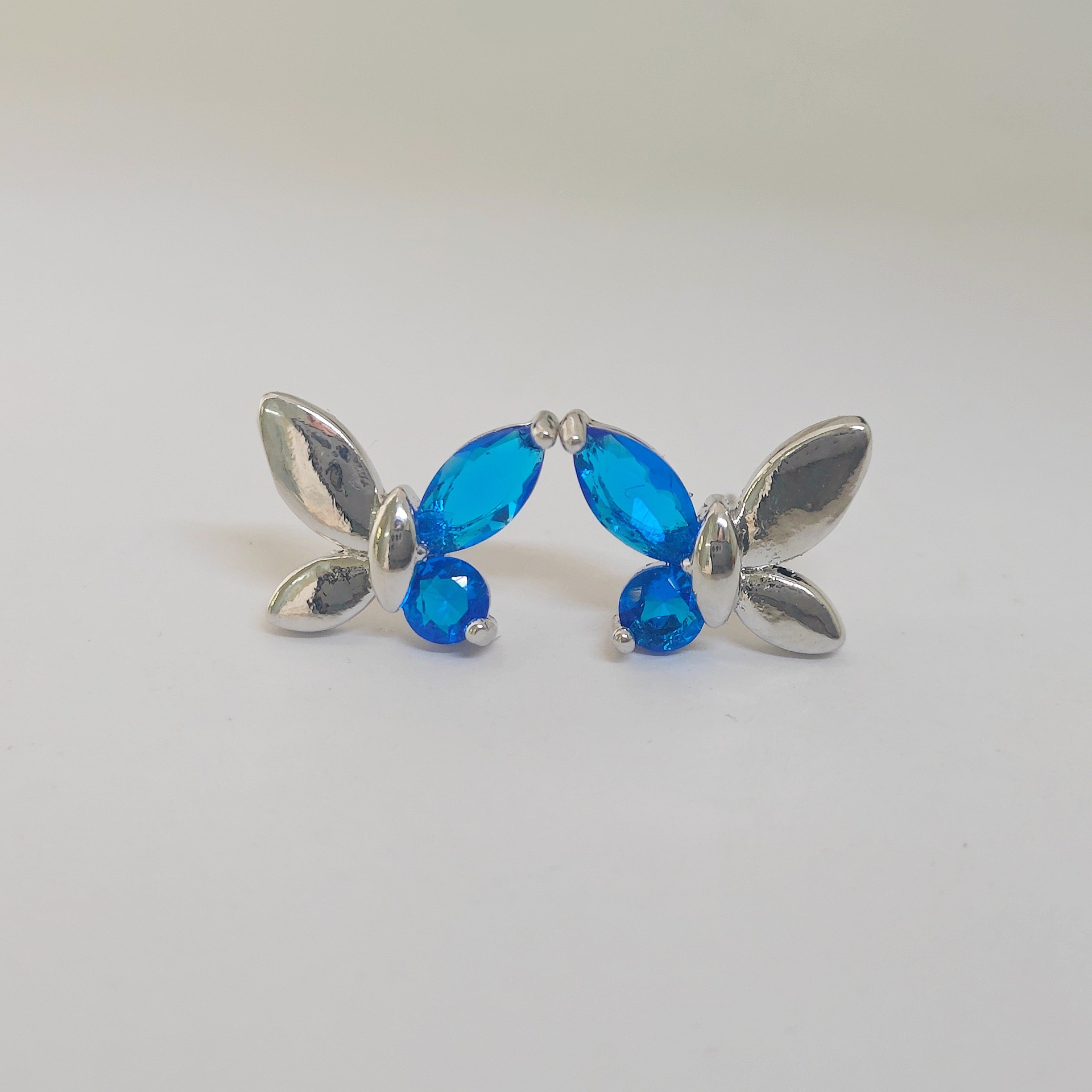 Nuevos pernos de mariposa incrustados de zircon nicho femenino diseño brillante lujoso pernos de mariposa asimétricos de alta calidad