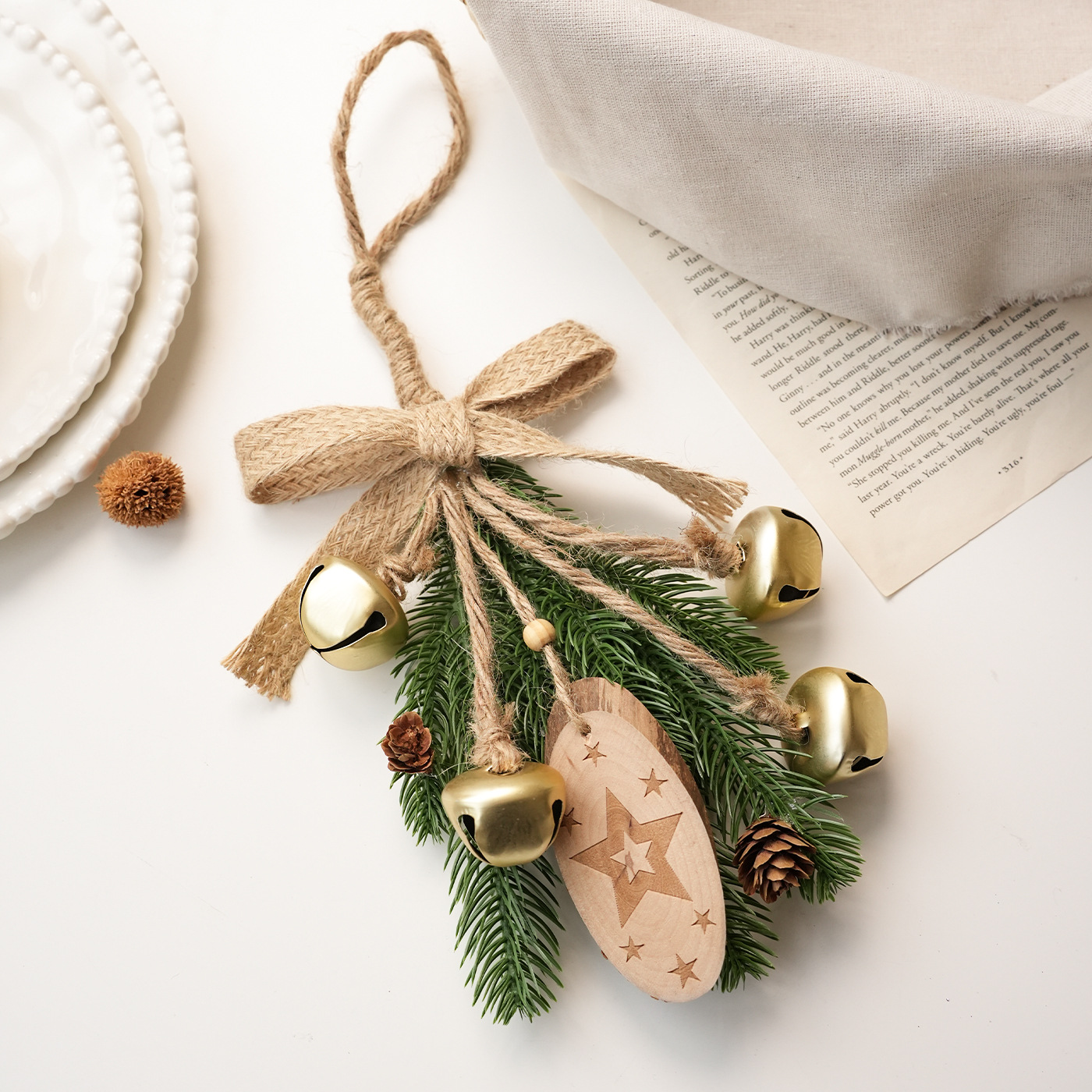 Colgante de Navidad campana pequeña cuerda de cáñamo arco decoración árbol de Navidad pinos ramas de madera escenas de diseño suministros