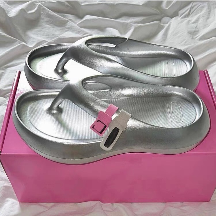Korean Internet Celebrity Silver Flip-Flops, Niche Fashion, Eva Versatile Comfortable Thick-Soled Flat Platform Height-Increasing Beach Sandals for Outdoor Wear