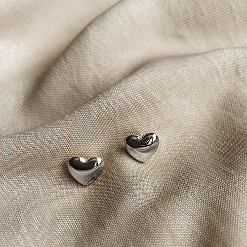 Titanium steel 18K gold simple fashion love earrings women's niche high-end ear piercing peach heart small earrings jewelry