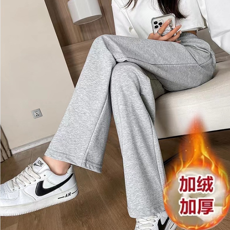 솔리드 컬러 스트레이트 그레이 팬츠와 벨벳