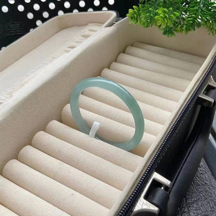 Vòng tay ngọc bích Miến Điện chất lượng cao, băng sáp xanh nhạt, dáng tròn mảnh, đường kính 52–66 mm chi tiết 4