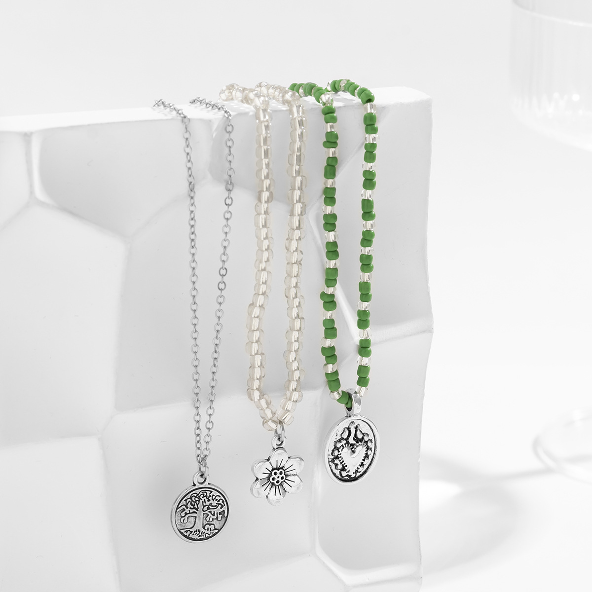 Collier avec pendentif en forme de fleur géométrique de style ethnique campagnard avec chaîne en perles de riz_voghion.com