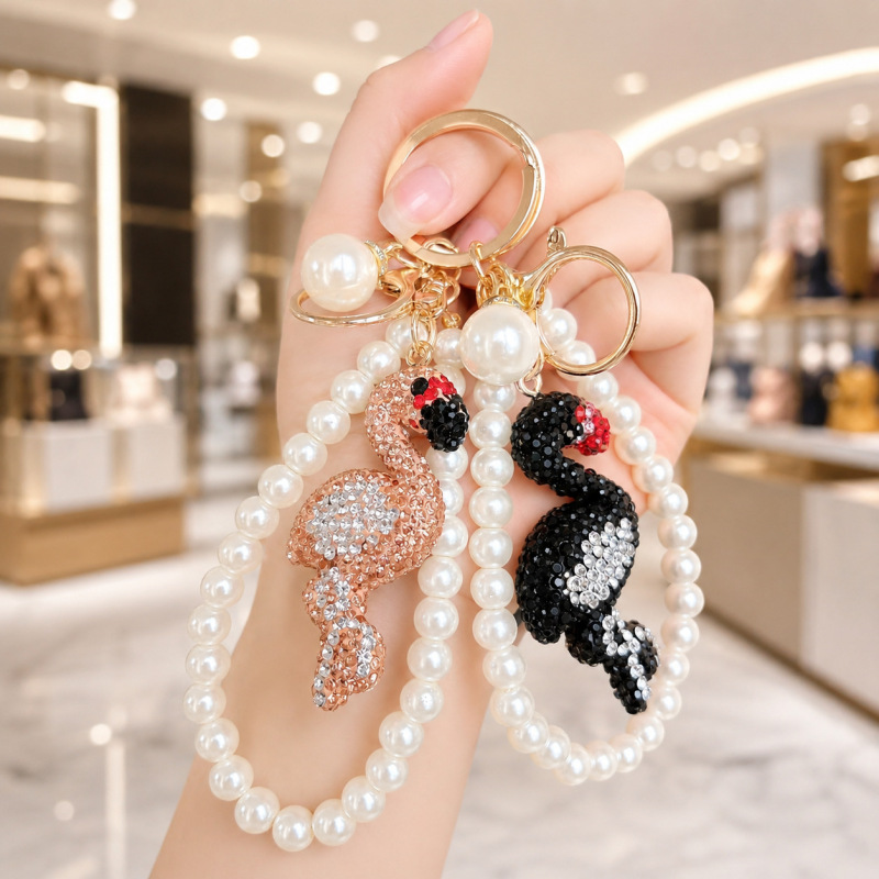 European and American style clay flamingo keychain with full diamond and pearl chain, high-gloss pearl string, Korean version, personalized and fashionable bag accessory European and American style clay flamingo keychain with full diamond and pearl chain, high-gloss pearl string, Korean version, personalized and fashionable bag accessory