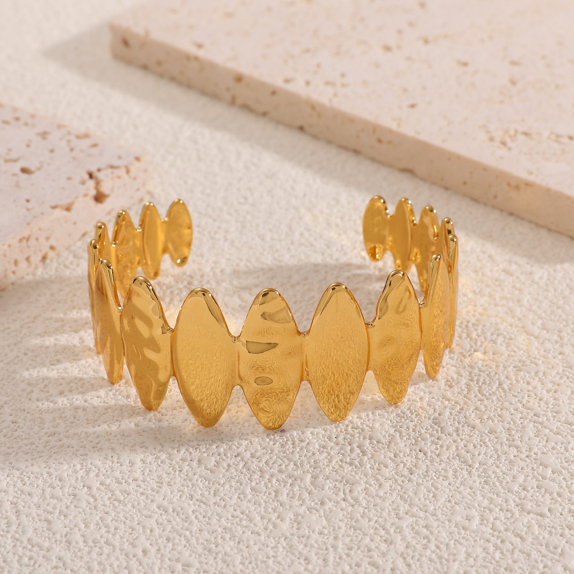 Europa y los Estados Unidos oro galvanizado imitación de frita abertura pulsera temperamento pulsera de moda transfronteriza lujo ligero alta sensación de joyas al por mayor