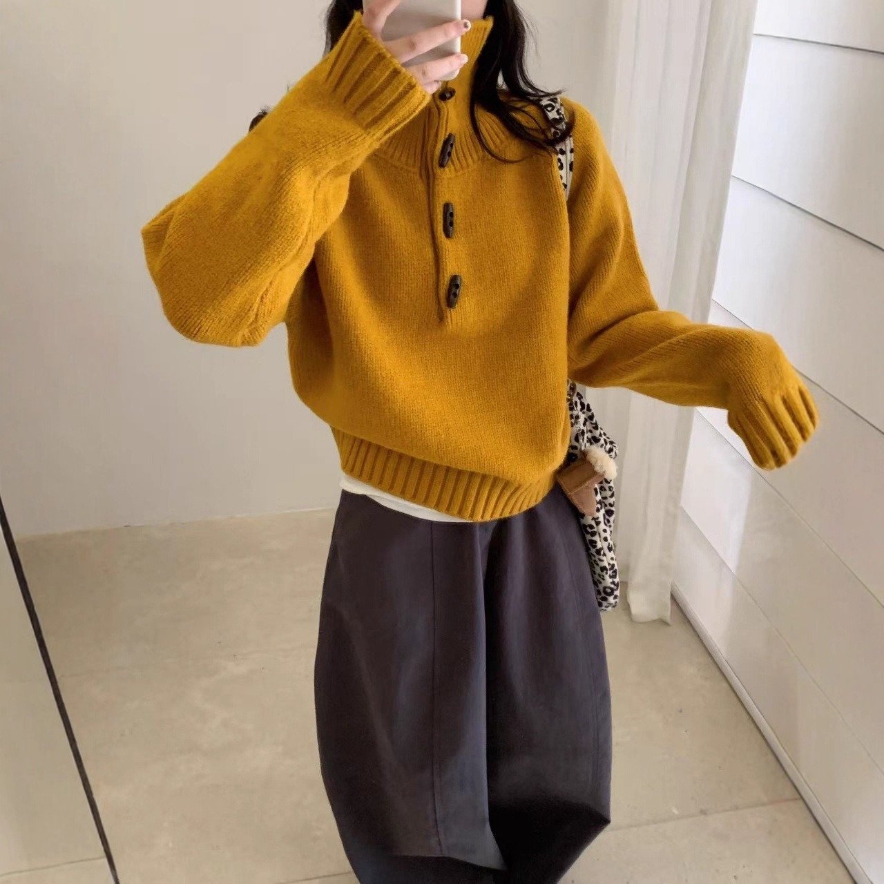 Designed Horn Button Half-Open Collar Pullover White Age-Reducing Sweater for Women Loose Soft Waxy Thickeneded Short Knitted Top