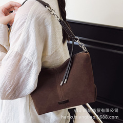 秋冬季复古磨砂包包女2025新款百搭单肩腋下斜挎包小众手提水桶包