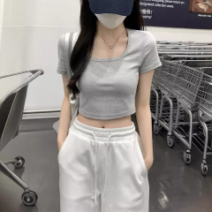 純色の綿の短いタイプのギャルの底の上着の女性の夏のU襟は身を修めて痩せています。