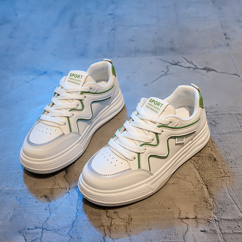 Zapatos blancos de mujer al por mayor, nuevos zapatos de cuero ligeros con suela gruesa, moda coreana, zapatos de skate de altura baja para mujeres.