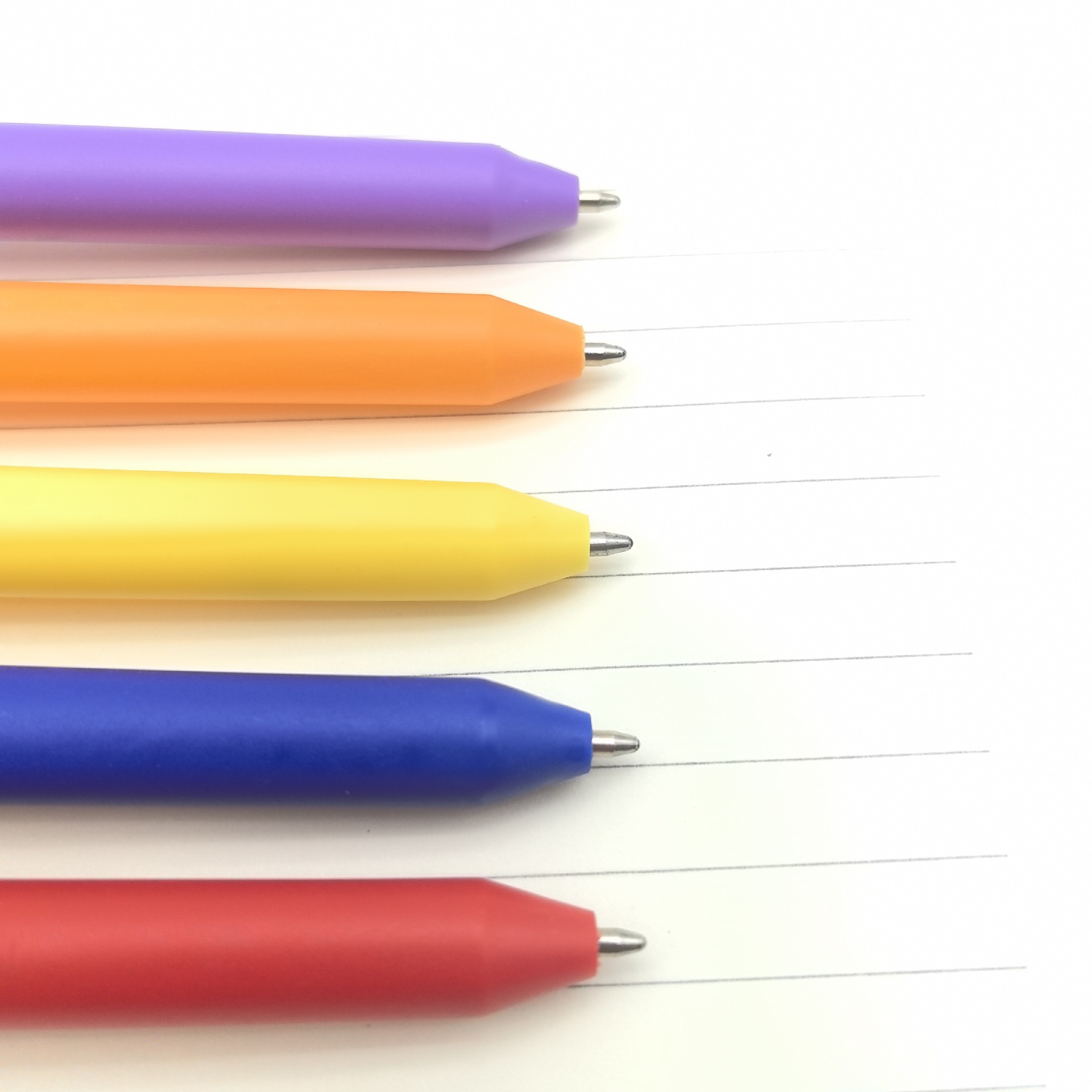 Bolígrafo de bolas de plástico esmerilado de presión directa, bolígrafo ancho de bolígrafo personalizado con logotipo de color caramelo esmerilado de textura publicitaria