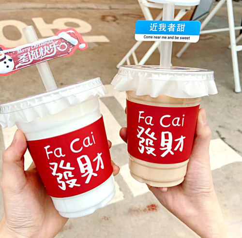 Plastic coffee cup in the style of Instagram influencer, trendy milk tea cup, disposable with lid, cold drink takeout cup, transparent for carrying out