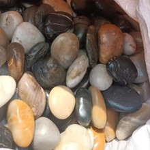 公园庭院造景铺设彩色石鹅卵石鱼缸底石造景装饰彩色雨花石批发