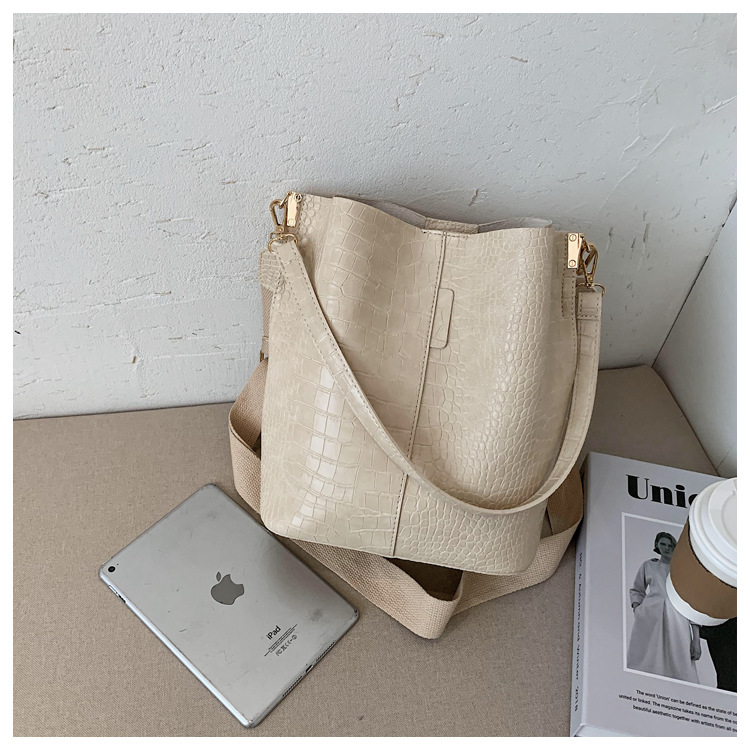 Fashionable Stylish One Shoulder Bag New Fashionable Temperament Underarm Bag Casual All-Matching Wide Shoulder Strap Bucket Bag display picture 4