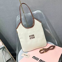 カバンiu家の新型女性カバンのつや消しのクッションをつなぎ合わせて、トロリー風のショルダーバッグを作ります。