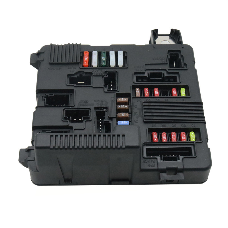 8200306033 es adecuado para la caja de fusibles de automóviles Nissan Renault 8200306032 al por mayor