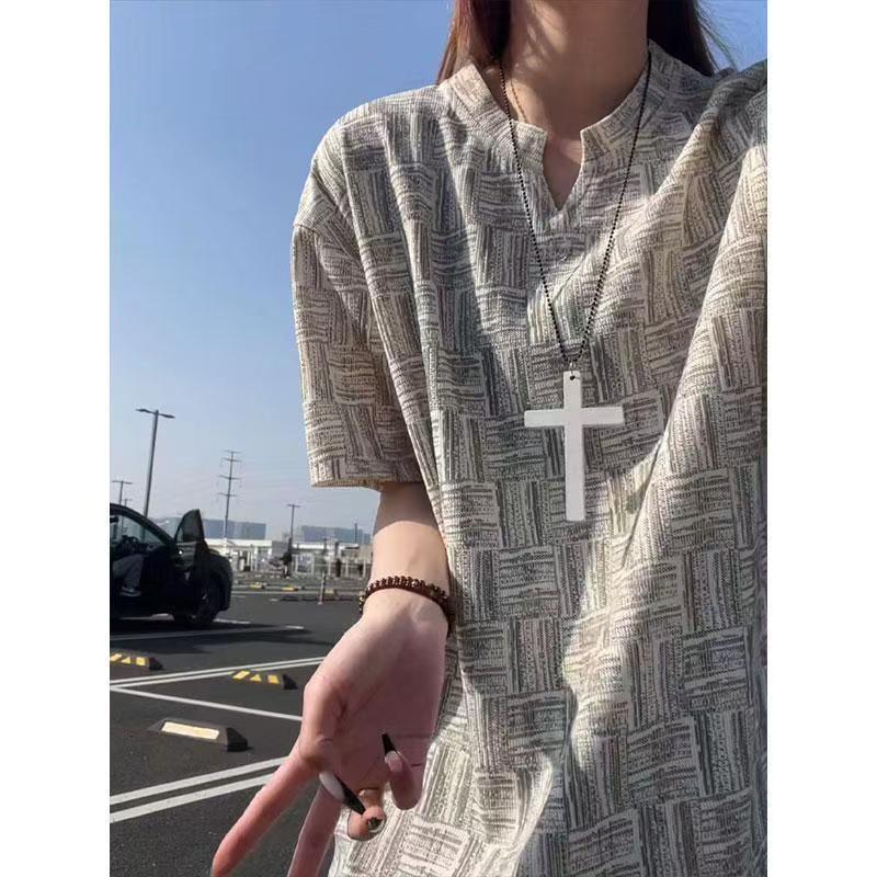 Minimalist V-neck casual short-sleeve T-shirt for men and women, loose fit, versatile geometric texture, regular sleeve T-shirt for men