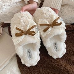 ファッションは甘くて可愛いです。