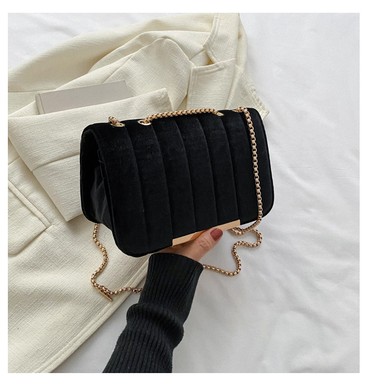 Bolso cuadrado pequeño de moda de terciopelo para mujer 2023 primavera nuevo estilo bolso de hombro de cadena de aire occidental bolso de mensajero simple casual