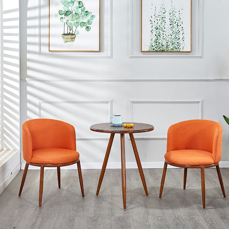 Оранжевый глубокий стол и два стула