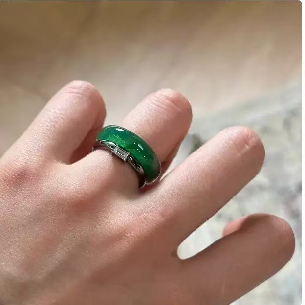 Chinesischer Stil Grüner Chalcedon Ring Mit Quadratischem Diamant_voghion.com