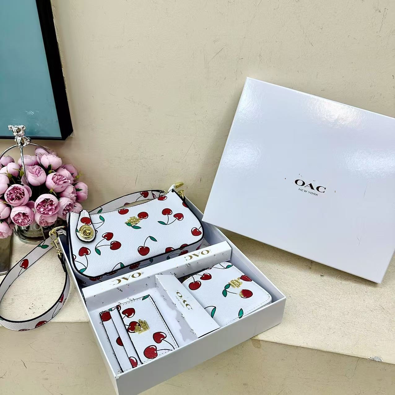 2025 nuevo Kome bolso brazo cartera de tres piezas conjunto de co caja bolsa de tarjetas de comercio exterior transfronterizo bolso de donación