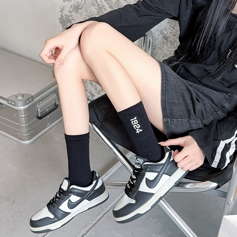 Calcetines de algodón mujeres bordadas letras medianas calcetines transpirables calcetines de mujer sin hueso zhuangyan al por mayor