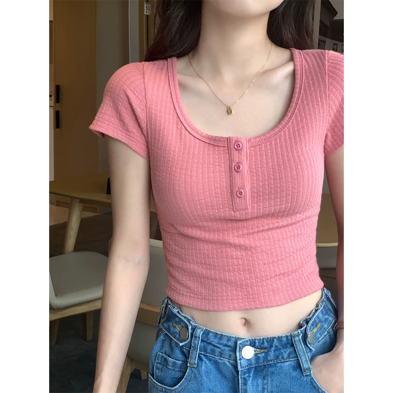 Розовая футболка с короткими рукавами на плече и с короткими рукавами