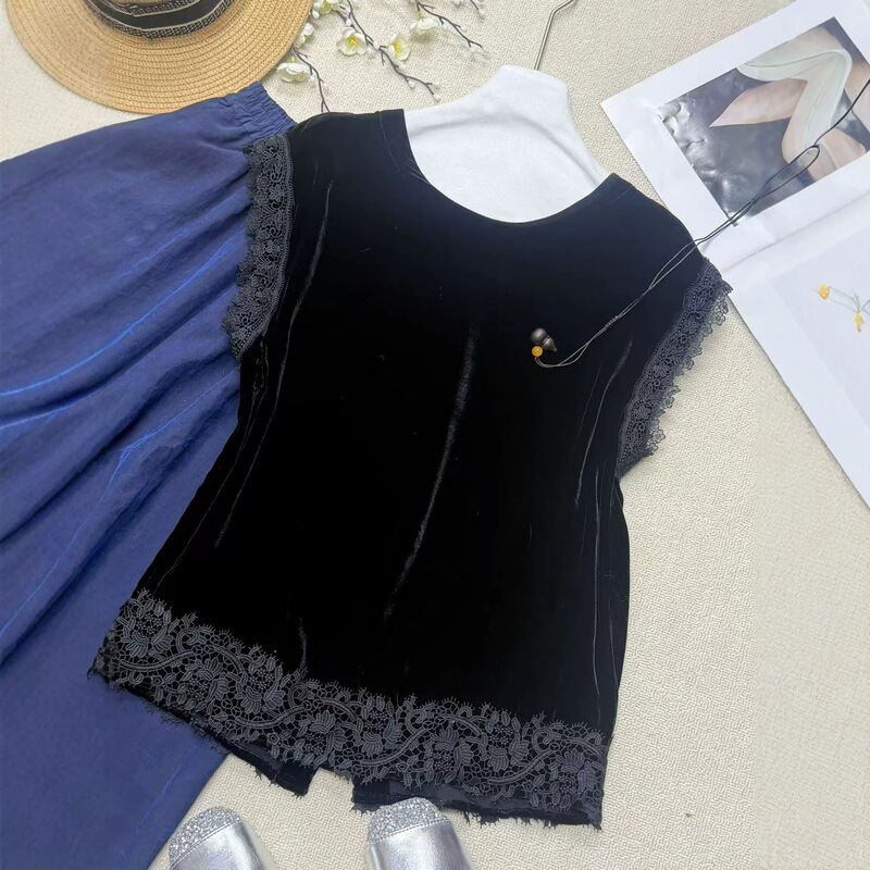 Encrypted and Thickened Silk Velvet Top with Color-Fastening Features, Featuring Lace Stitching at the Cuffs and Hem, Simple and Versatile Shirt Style Encrypted and Thickened Silk Velvet Top with Color-Fastening Features, Featuring Lace Stitching at the Cuffs and Hem, Simple and Versatile Shirt Style