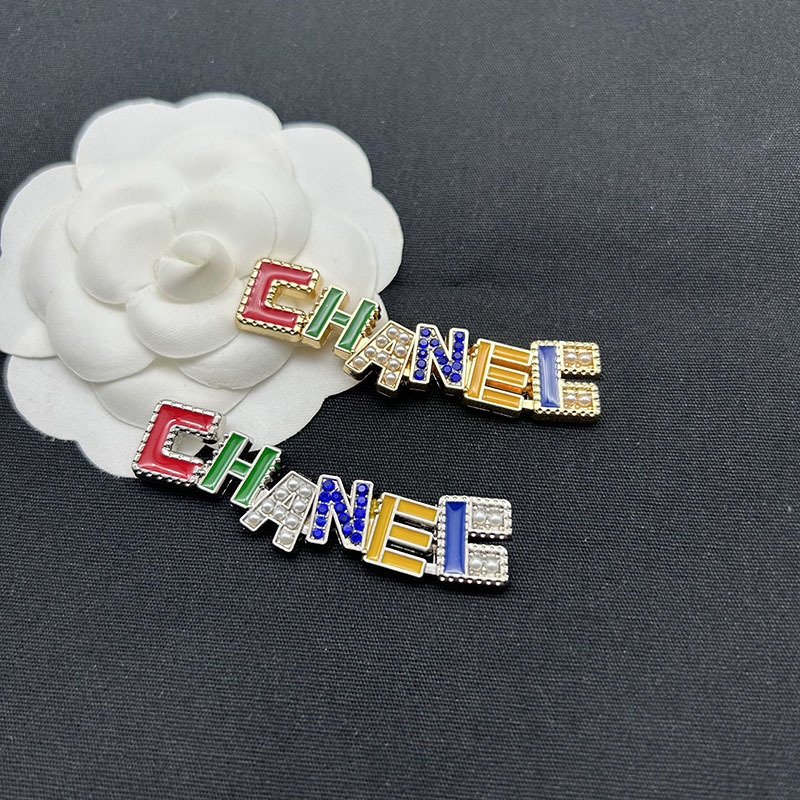 Xiangjia Double C Letter Color Brooch Small Xiangfeng Dopamine Fresh Girl's Sense Pin Niche Design Sense Clothing