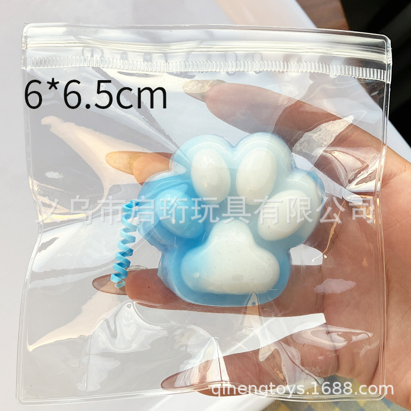 중간 파란색과 흰색 고양이 발톱