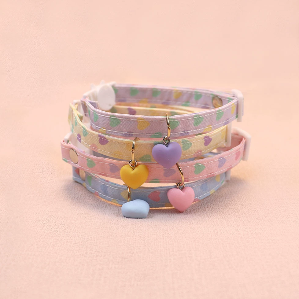 Новый ошейник для животных с милым колокольчиком в форме сердца и безопасной застежкой, регулируемый ошейник для кошек и собак малых и средних размеров, аксессуар для шеи собаки.