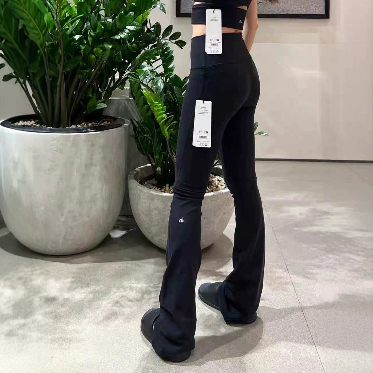 Alo yoga pants for women, high-waisted, slightly flared, slimming, reflective letter print, hip-lifting, tight-fitting, breathable, long pants for outdoor wear