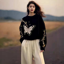黑色蝴蝶印花毛衣女2024秋冬新款高级感圆领宽松慵懒风针织上衣
